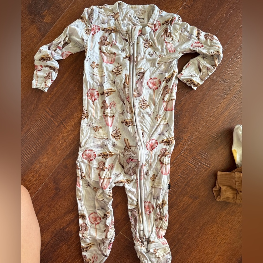 Hanna Andersson holiday print  Kids Footie